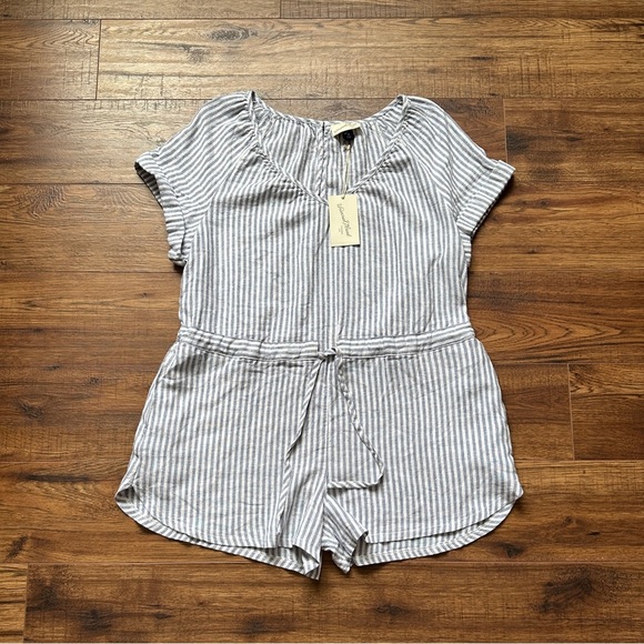 Universal Thread Women's Striped Short Sleeve Romper Size Medium NWT - Picture 1 of 11